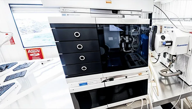 Analytical equipment in Birchtech’s laboratory