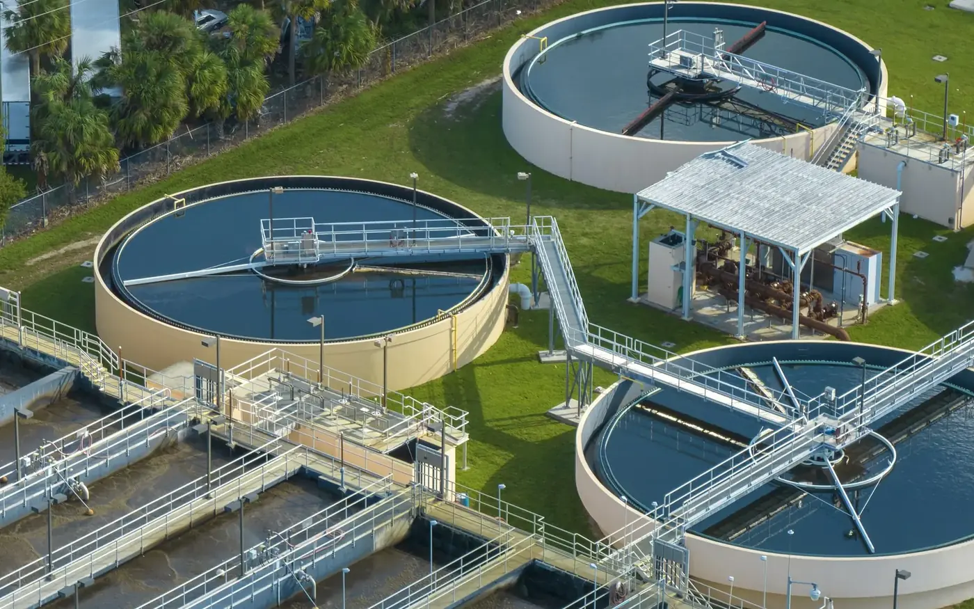 Water treatment facility with clarifiers